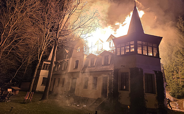 Na Semilsku hořel dvoupatrový dům, požár napáchal škody za 18 milionů