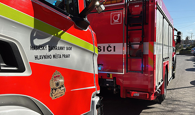 Tragický požár bytu v pražských Nuslích nepřežila žena, při zásahu se zranil hasič
