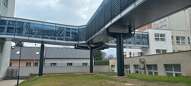 Budovy pardubické nemocnice propojil nový nadzemní koridor