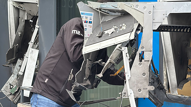 „Ukradené peníze jsou nepoužitelné.“ Mluvčí banky o zabezpečení bankomatů