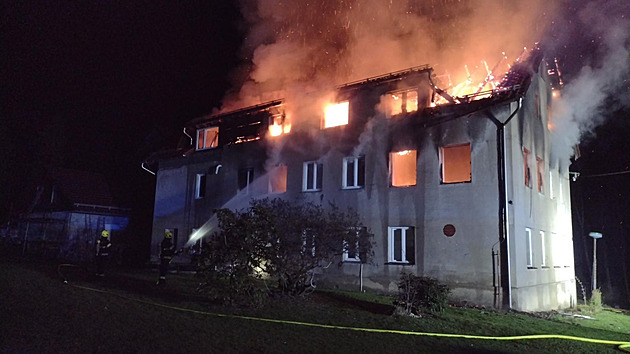 V rodinném domě vzplály zřejmě baterie pro vozík, požár způsobil škody za šest milionů