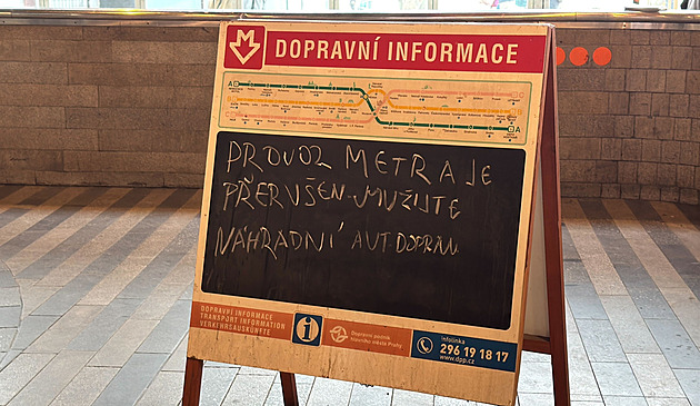 U Petřin se srazila tramvaj s autem, kvůli srážce s člověkem nejede i část metra B