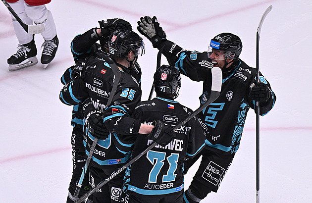 ONLINE: Třinec bojuje o postup, Vary však opět vedou. Pardubice vyzvou Spartu