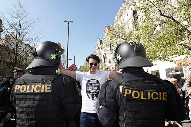 Pochod pro život dorazil do centra, odpůrci blokovali trasu