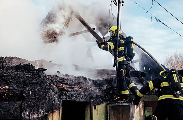 Požár roubenky na Frýdecko-Místecku způsobil třímilionovou škodu i evakuaci