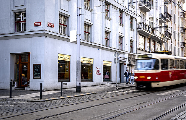 Vraťte nám „čtrnáctku“. Praha 7 brojí proti změnám v jízdních řádech, vypsala petici