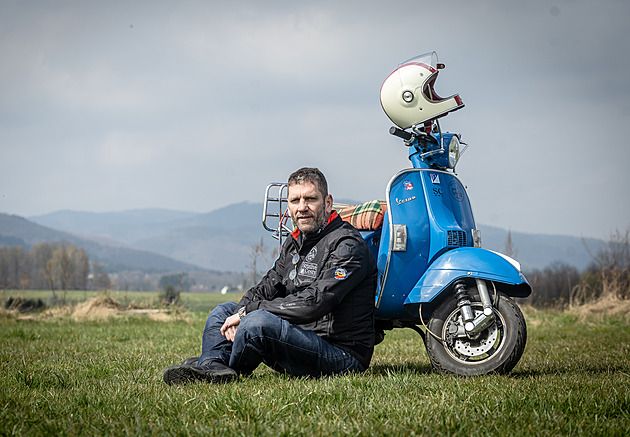 Závislost ho málem zničila. Teď chce na Vespě pokořit 20 tisíc kilometrů