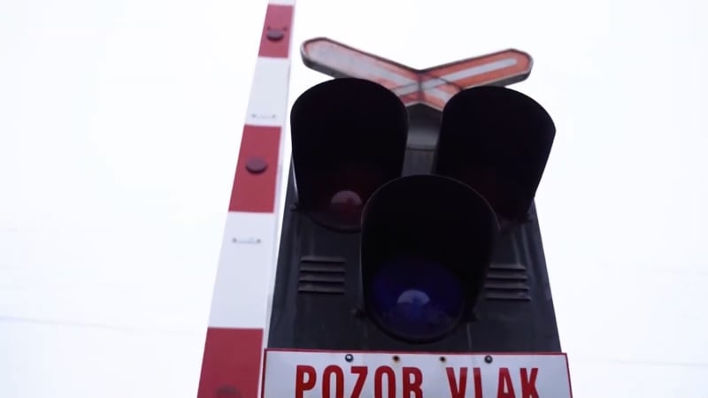 Vteřiny od katastrofy: Řidič v Poděbradech zůstal na přejezdu, záběry ukazují děsivý moment