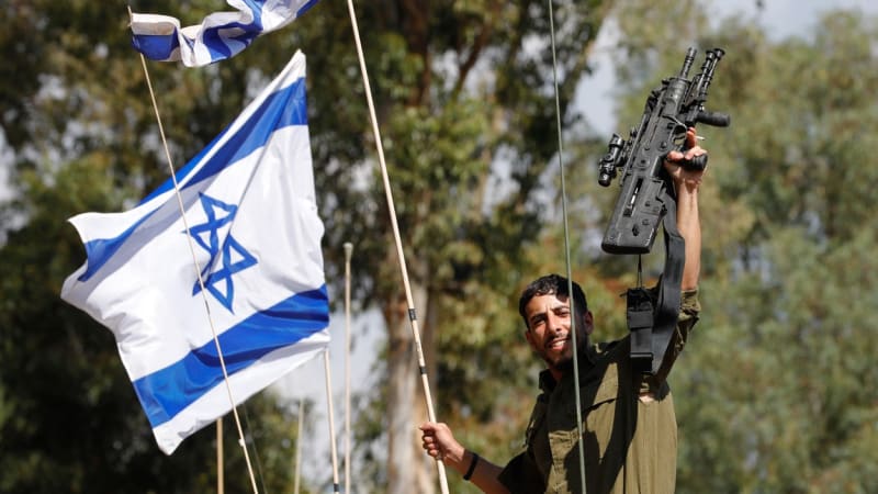 Izraelský voják měl sekerou ničit sochu Ježíše, ukazuje fotografie. Armáda čin prošetřuje