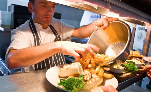 Co uvařit za pár korun? Na sushi si zajděte do restaurace, palačinky si raději uvařte doma