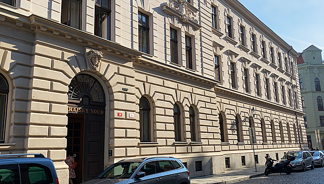 Výprava za záchranou dcery skončila rodinnou bitkou, obžalovaných je pět