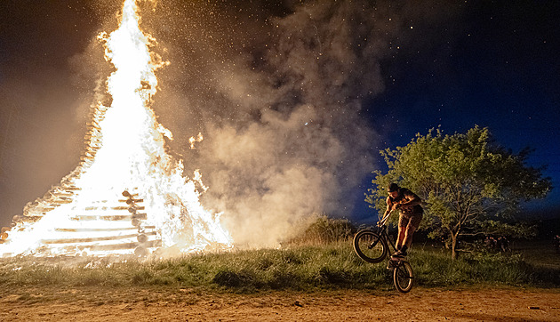 Tento týden hrozí vysoké riziko požárů. Kdo rozhodne o zákazu ohňů na čarodějnice?