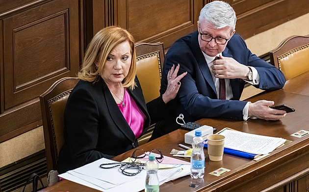Pokračuje mimořádná schůze Sněmovny. Kupka hrozí stížností k Ústavnímu soudu