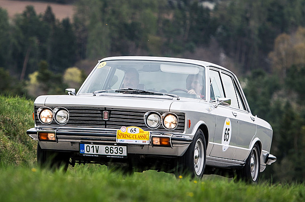 Automobilové klenoty v akci. Jih Čech brázdily unikáty, které jinde nespatříte