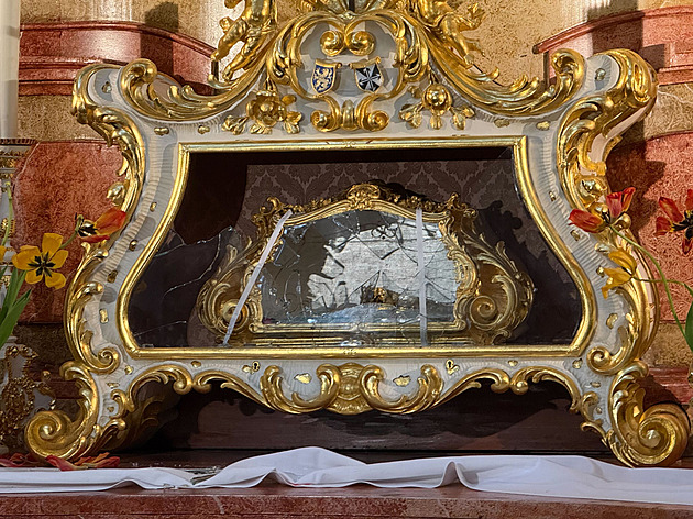Restaurátoři dolovali lebku z betonu šestnáct hodin, výslech urychlil růženec