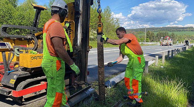 Jedno auto za druhým. Kvůli uzavírce obchvatu město čelí návratu tranzitní dopravy