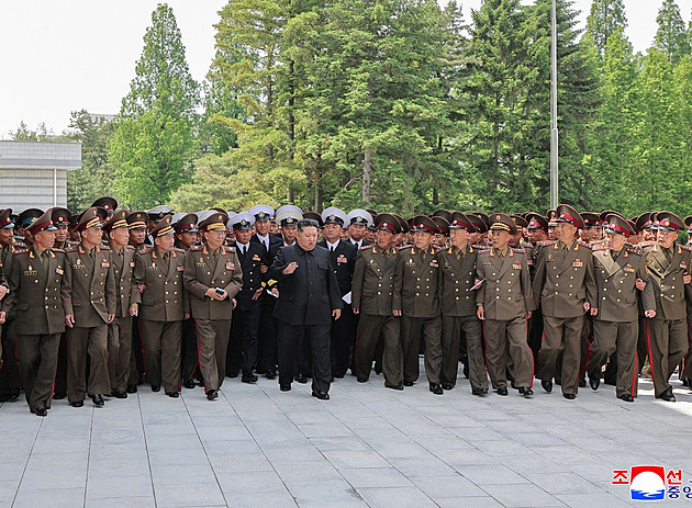 Připravte se na arcinepřítele. Kim se po patnácti letech sešel s vedením armády