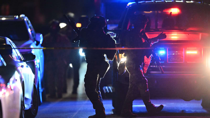 Střelba v mešitě v San Diegu: Dva mladí muži zastřelili několik lidí, hrdinou je člen ostrahy