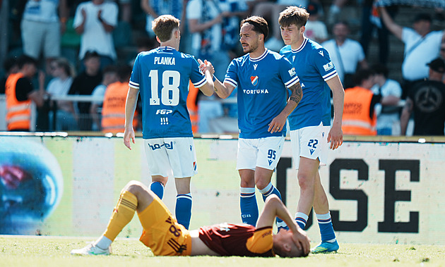 Dukla - Baník 0:3, všechny tři góly byly vlastní, domácí sestupují, hosty čeká baráž