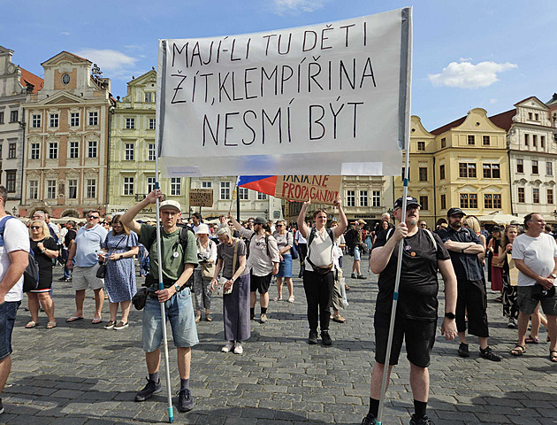 Oto, zabal to, představil Minář novou petici. Dav míří ke Strakově akademii