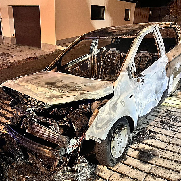 Omluvte se, žádá vedení Hluboké zastupitele, kterému žháři zapálili auto