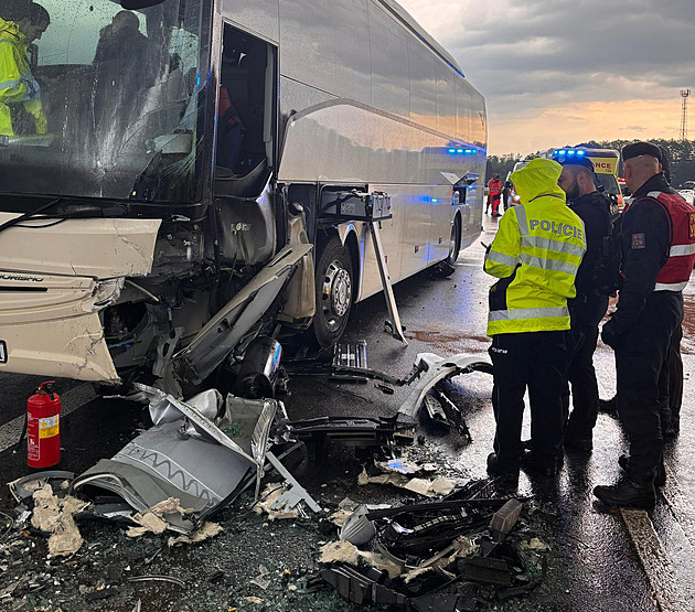 Smyk a čelní srážka v jižních Čechách: auto narazilo do autobusu. Zranilo se 13 lidí