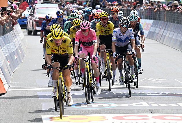 Giro ONLINE: Peloton míří zatím klidným tempem do Říma. Vingegaard slaví titul