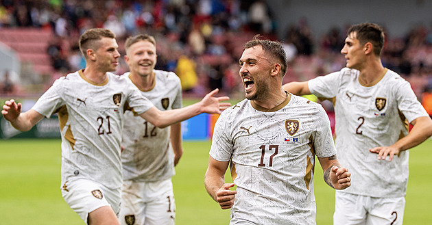 ONLINE: Česko - Kosovo 2:0 po půli, druhý gól dává Hložek, zraněný Kuchta střídal