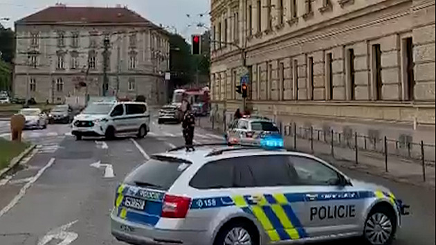 Podezřelý předmět v Brně. Policie zastavila dopravu, evakuovala budovu školy