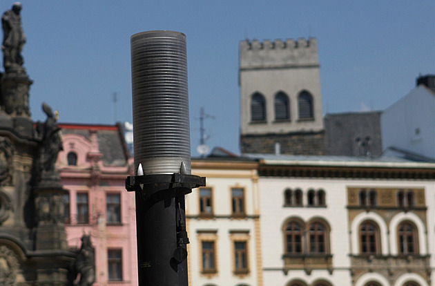 Soud nařídil Olomouci vrátit na náměstí kritizované lampy. Ty už se ale nevyrábí