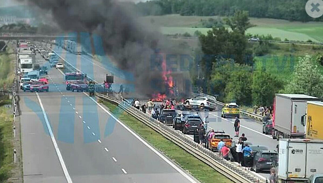 Peklo před Brnem. Na čtyřech kilometrech dálnice dvě nehody, požár i dva mrtví