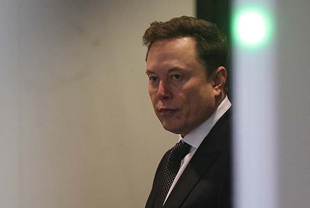 Musk vyčítá Británii smrt spoutaného mladíka. Zasévá rozkol, řekl Starmer