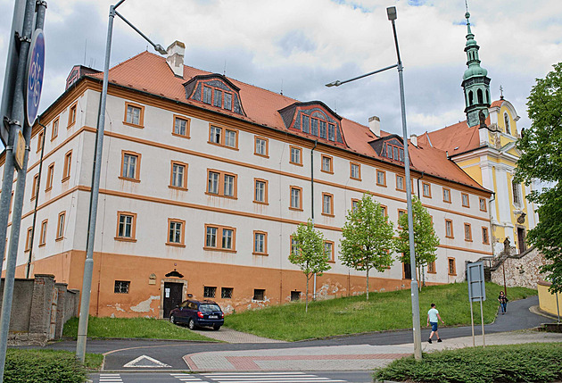 OBRAZEM: Obrázky svatých i staré postele. Kadaň ukázala koupený klášter alžbětinek