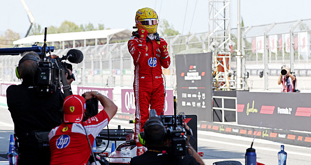 Hamilton slaví první triumf ve Ferrari, lídr šampionátu Antonelli v Barceloně nedojel