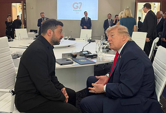 Trump na summitu G7 jednal se Zelenským, od Merze dostal svůj dres