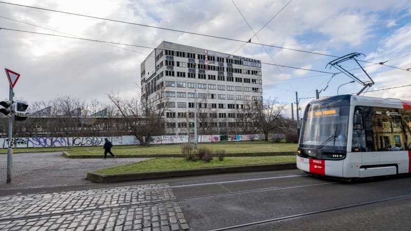 Srážka tramvají v Praze: Na místě zasahuje jeřáb, platí omezení dopravy
