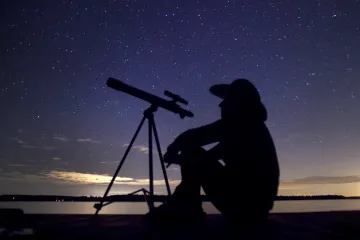 Noc na Karlštejně a postel na safari. Horko posiluje nocturismus