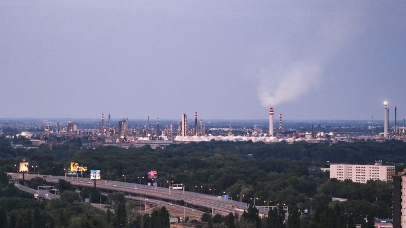 Bratislavou otřásl výbuch: Hořela rafinerie Slovnaft. Metropolí se šířil dým, zachycuje video