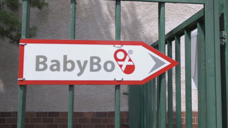 Dvouměsíční dítě v bělostockém babyboxu: Maminka tam nechala vzkaz i kočárek