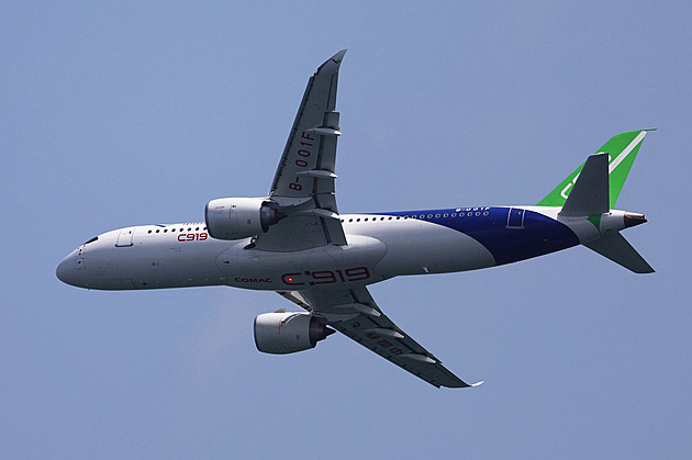Čínská konkurence Boeingu 737 má za sebou první mezinárodní komerční let