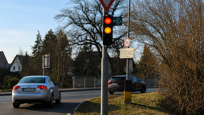 Zelená plechová šipka může české řidiče v Německu nachytat. Vypadá povědomě, ale funguje jinak
