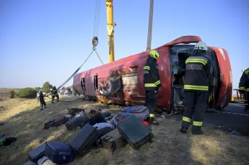 Při nehodě polského autobusu na maďarské dálnici zahynulo dvanáct lidí, uvedl premiér