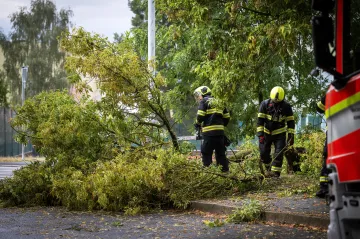 Českem prošly silné bouřky. Hasiči napříč zemí evidovali stovky výjezdů