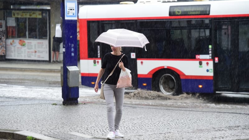 Žene se dešťová smršť, hrozí i bouřky. RADAR ukazuje, kdy se znovu oteplí