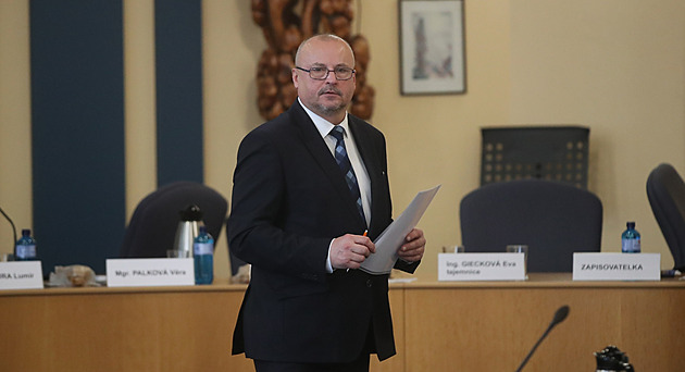 Senátor ANO varoval, aby ministryně Mrázová nedopadla jako Pirát Bartoš