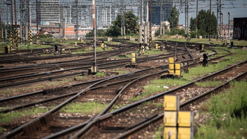 Vlaky u Prahy zastavila závada. Některé musí odklonem, zpoždění až 45 minut
