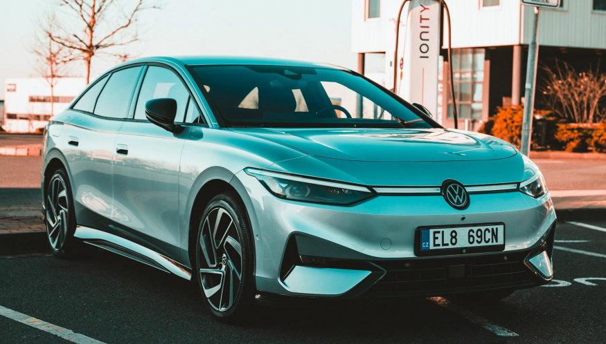Němci testovali domácí nabíjení elektromobilů. Jeden model „promrhal“ čtvrtinu energie