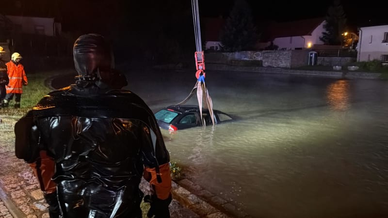 Řidička ve Svojeticích sjela do nádrže. S další ženou vyplavala, vůz vyprošťovali hasiči