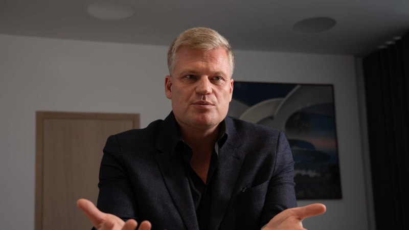 Filip Turek se znelíbil konspirátorům, prý slouží iluminátům. Stačilo jediné gesto