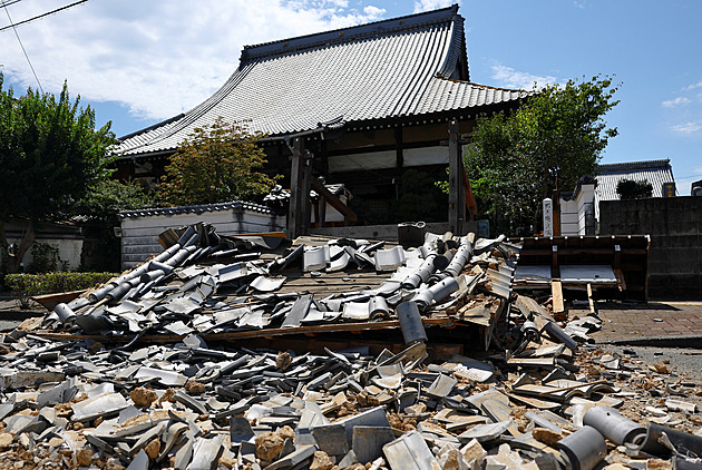 Při zemětřesení v Japonsku bylo zraněno nejméně 37 lidí, tsunami nehrozí